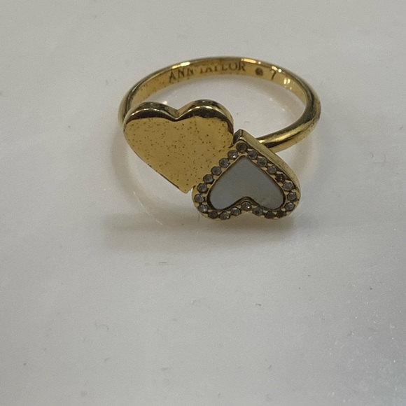 ✨2X HP✨ 🌻 2/$10 Ann Taylor crystal double hearts gold ring size 7 - Picture 2 of 4
